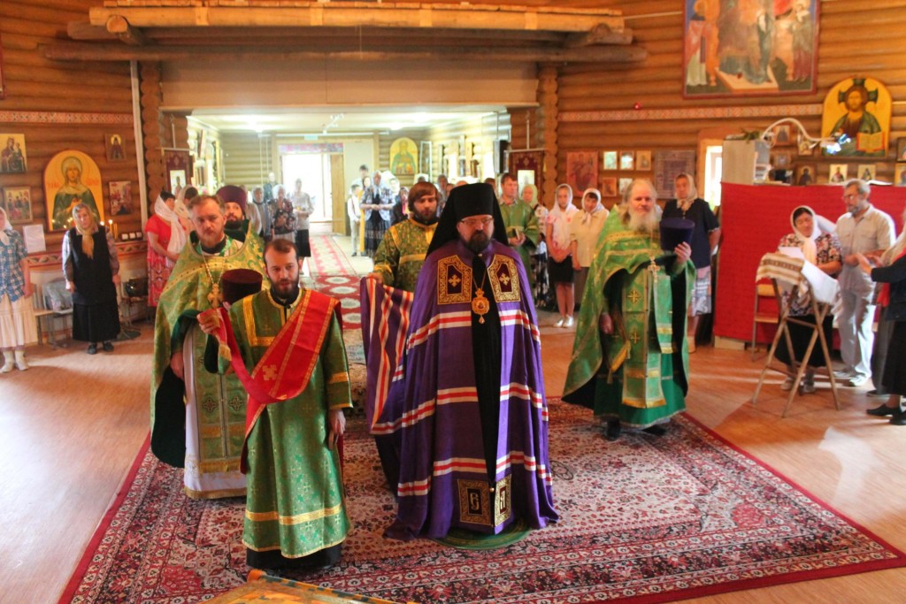 Божественная литургия в храме блаженной Ксении Петербургской поселка Поназырево