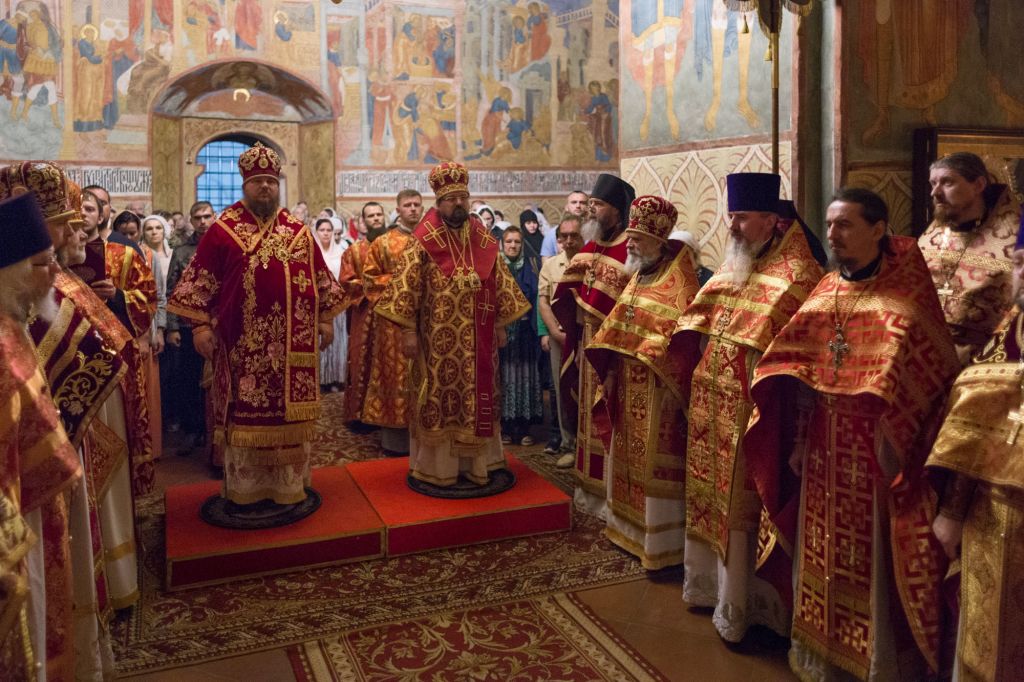 Ночная Божественная литургия в Ипатьевском монастыре города Кострома