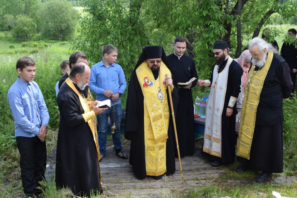 Молебное пение на месте рождения святителя Ионы Московского в селе Одноушево