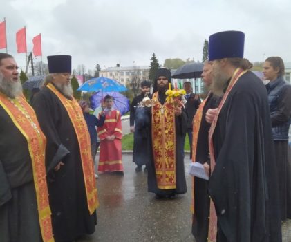 Торжественный молебен в день празднования 76-годовщины Великой Победы в сквере у памятника Воину-победителю г.Галича