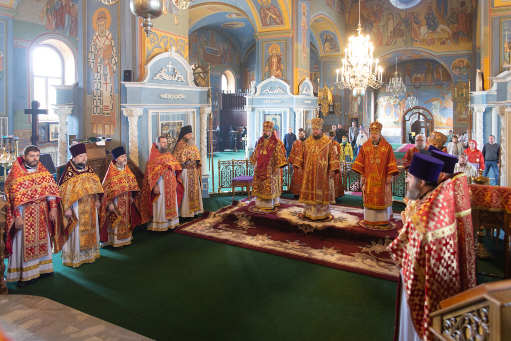Праздник великомученика Феодора Стратилата в Богоявленско-Анастасиином соборе города Костромы