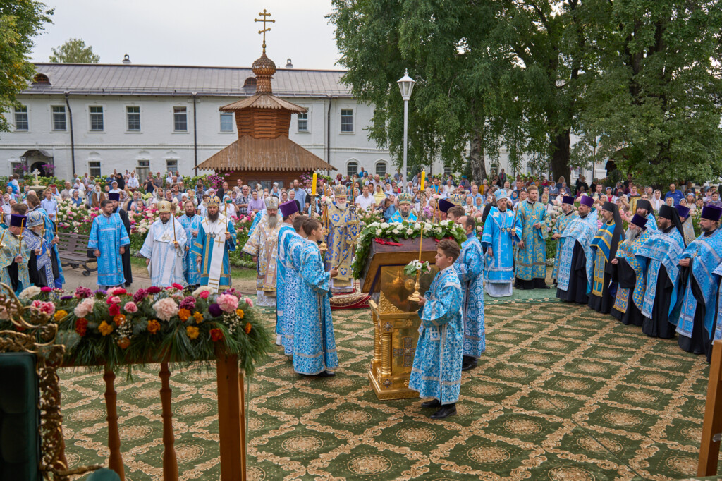 Епископ Галичский и Макарьевский Алексий участвовал в соборном всенощном бдение в Толгском женском монастыре
