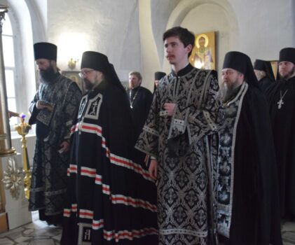 В Свято-Троицком Макариево-Унженском монастыре была совершен архиерейская литургия Преждеосвященных Даров