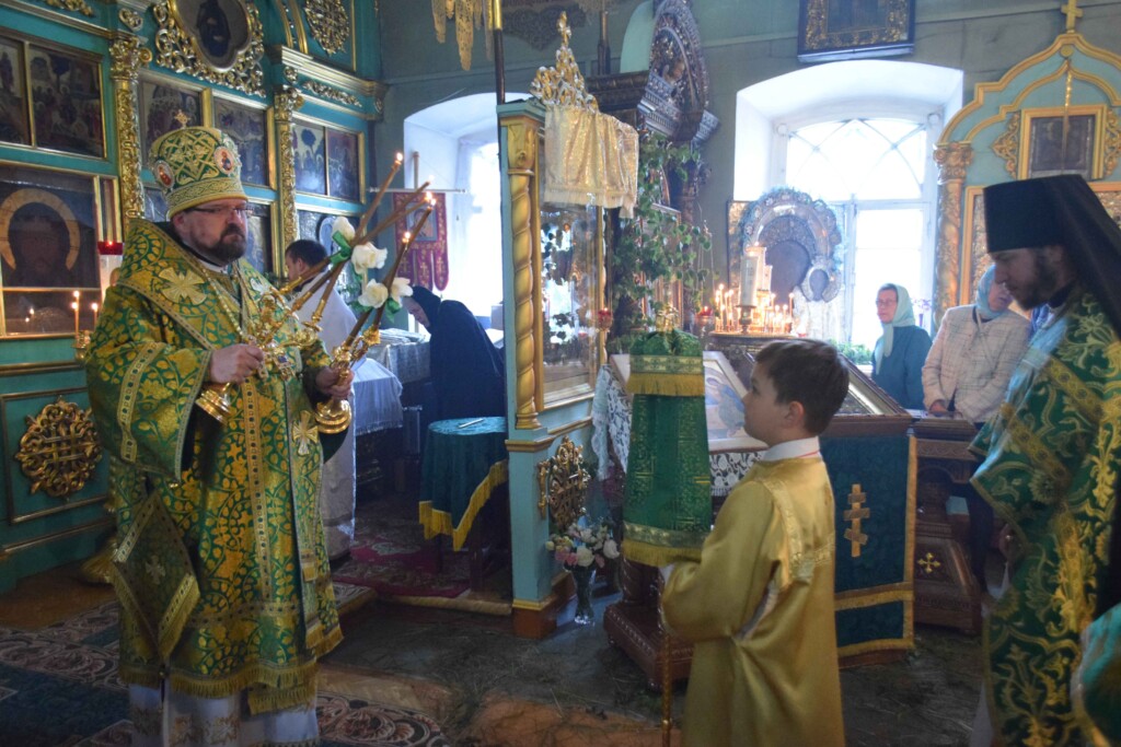 В праздник Святой Троицы епископ Галичский и Макарьевский Алексий совершил Божественную литургию в Введенском соборе г.Галича