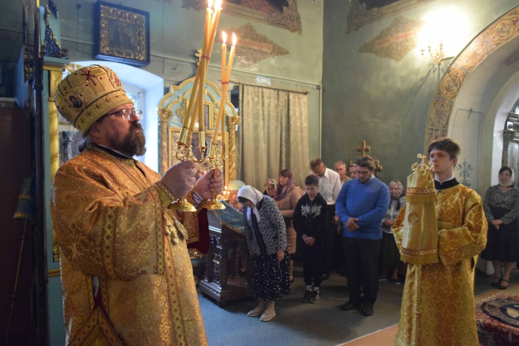 Воскресное архиерейское богослужение в Введенском соборе г.Галича