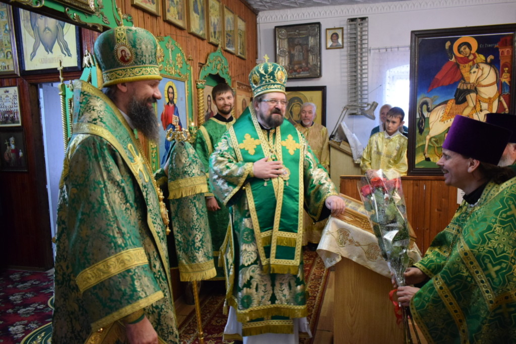 Епископ Армавирский и Лабинский Игнатий и епископ Галичский и Макарьевский Алексий совершили Божественную литургию в храме Святителя Николая ст. Некрасовской Усть-Лабинского района (Армавирская епархия).