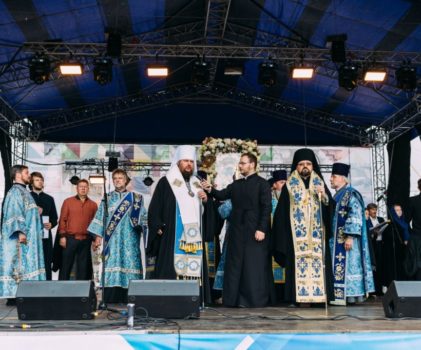Крестный ход в день праздника Феодоровской иконы Божией Матери