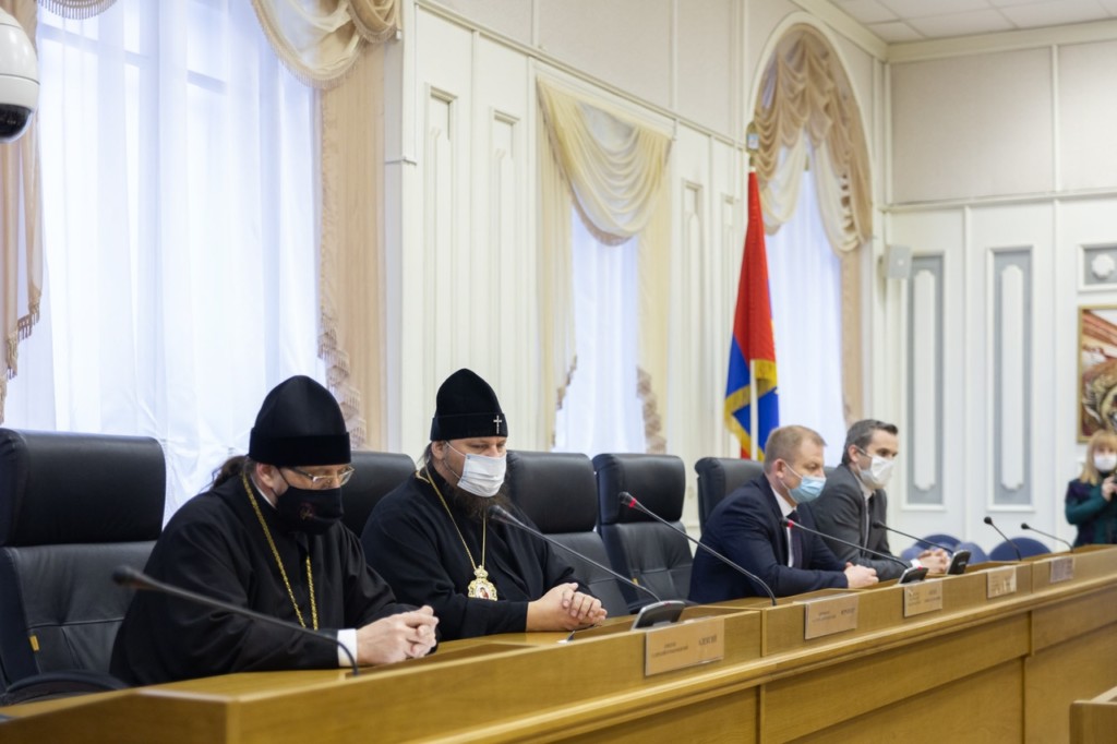 Управляющий Галичской епархией принял участие в парламентских чтениях в Костромской областной думе