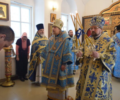 Архипастыри Галичской и Североморской епархий совершили Божественную литургию на архиерейском подворье села Умиление