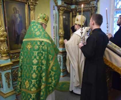 В день памяти преподобного Кирилла Новоезерского, епископ Галичский и Макарьевский Алексий совершил литургию иерейским чином