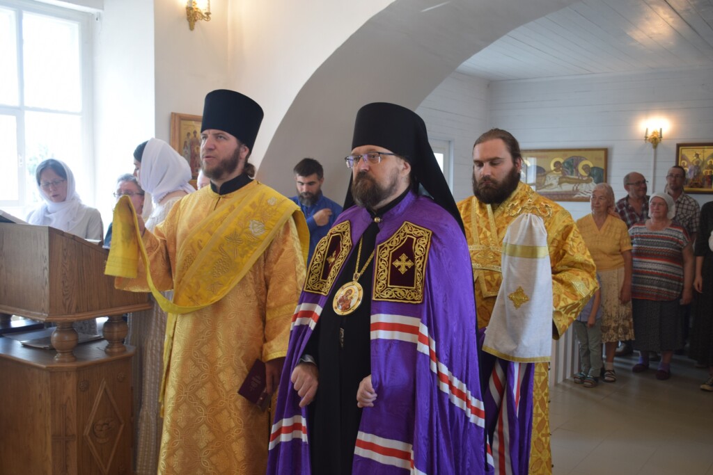 Праздник первоверховных апостолов Петра и Павла на архиерейском подворье села Умиление