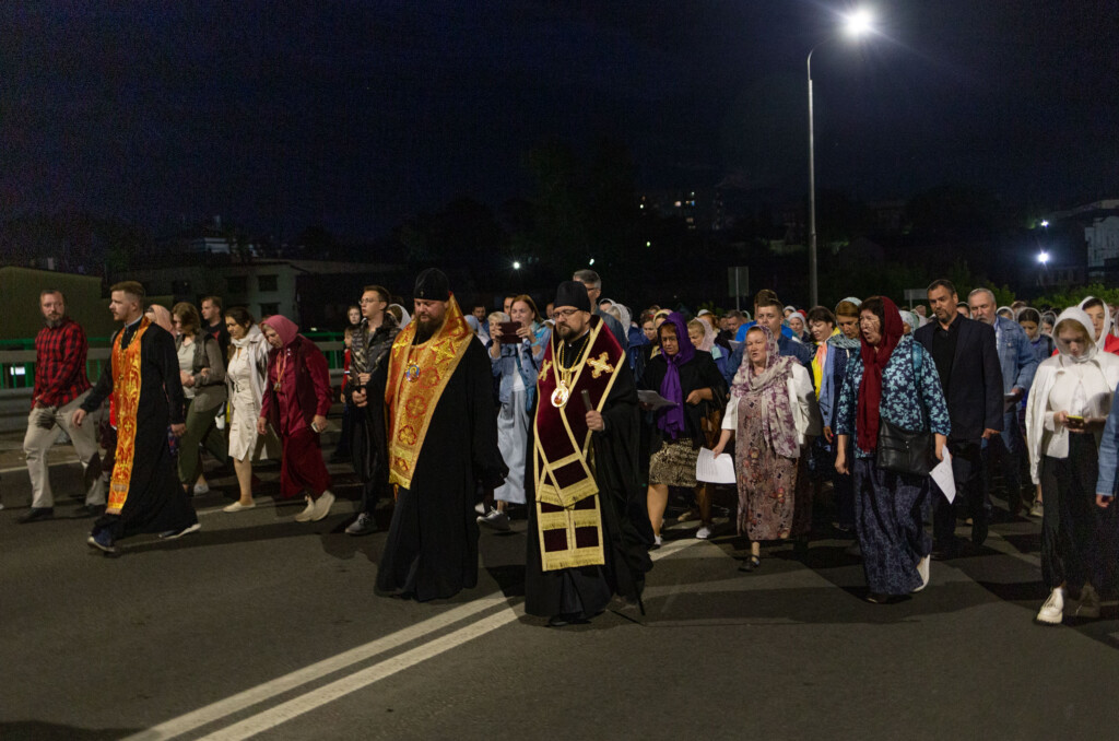 Ночной крестный ход в день памяти Царственных Страстотерпцев