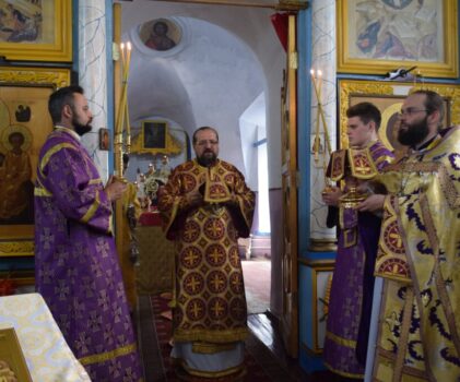 Архиерейское богослужение в Неделю 9-ю Великого поста, и день праздника  Происхождения Честных Древ Животворящего Креста Господня