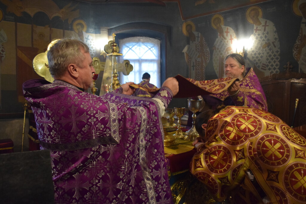 Праздник Воздвижения Креста Господня. Епископ Галичский и Макарьевский Алексий совершил Божественную литургию в Введенском соборе г.Галича