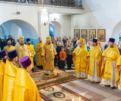 Митрополит Костромской и Нерехтский Ферапонт и епископ Галичский и Макарьевский Алексий совершили Божественную литургию в Свято-Тихоновском храме города Костромы