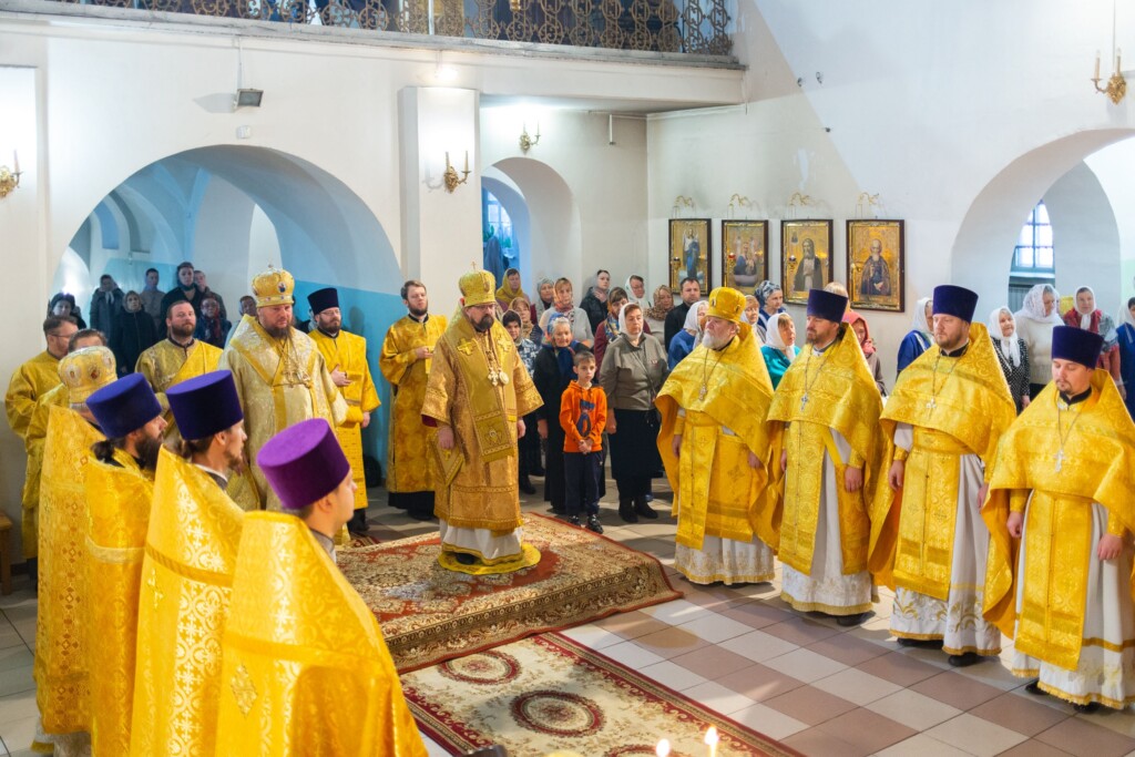 Митрополит Костромской и Нерехтский Ферапонт и епископ Галичский и Макарьевский Алексий совершили Божественную литургию в Свято-Тихоновском храме города Костромы