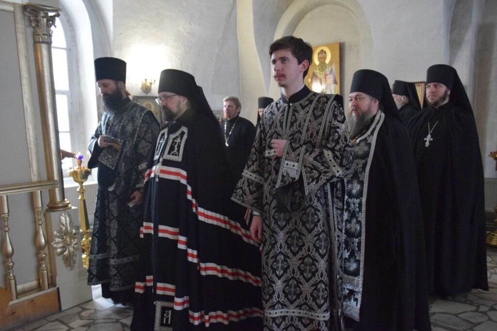 В Свято-Троицком Макариево-Унженском монастыре была совершен архиерейская литургия Преждеосвященных Даров