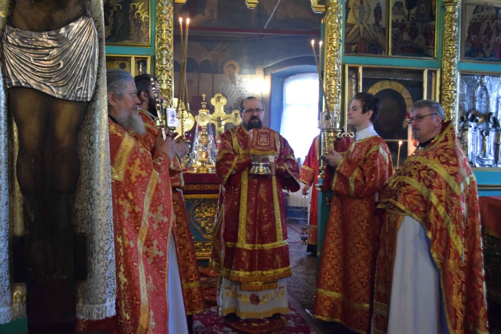 Архиерейское богослужение в Неделю Жен-Мироносиц