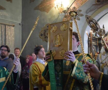 В день праздника Входа Господня во Иерусалим епископ Галичский и Макарьевский Алексий совершил праздничное богослужение в Введенском соборе г.Галича