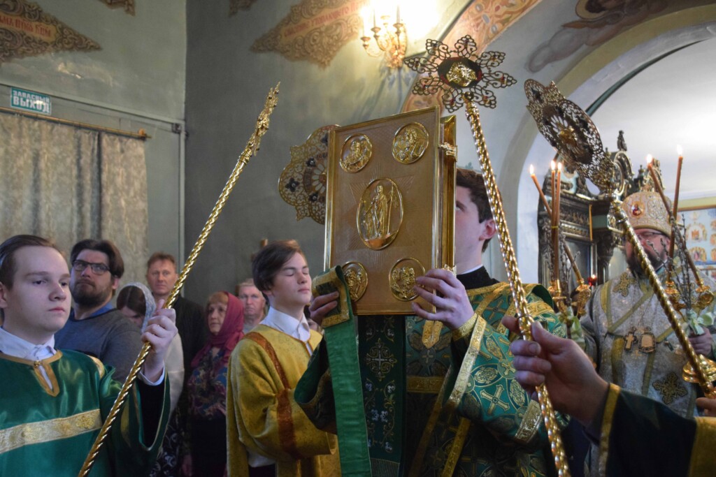 В день праздника Входа Господня во Иерусалим епископ Галичский и Макарьевский Алексий совершил праздничное богослужение в Введенском соборе г.Галича