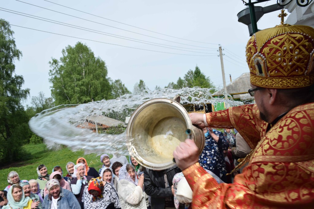 Архипастырь возглавил престольные торжества храма свт.Николая п.Кадый