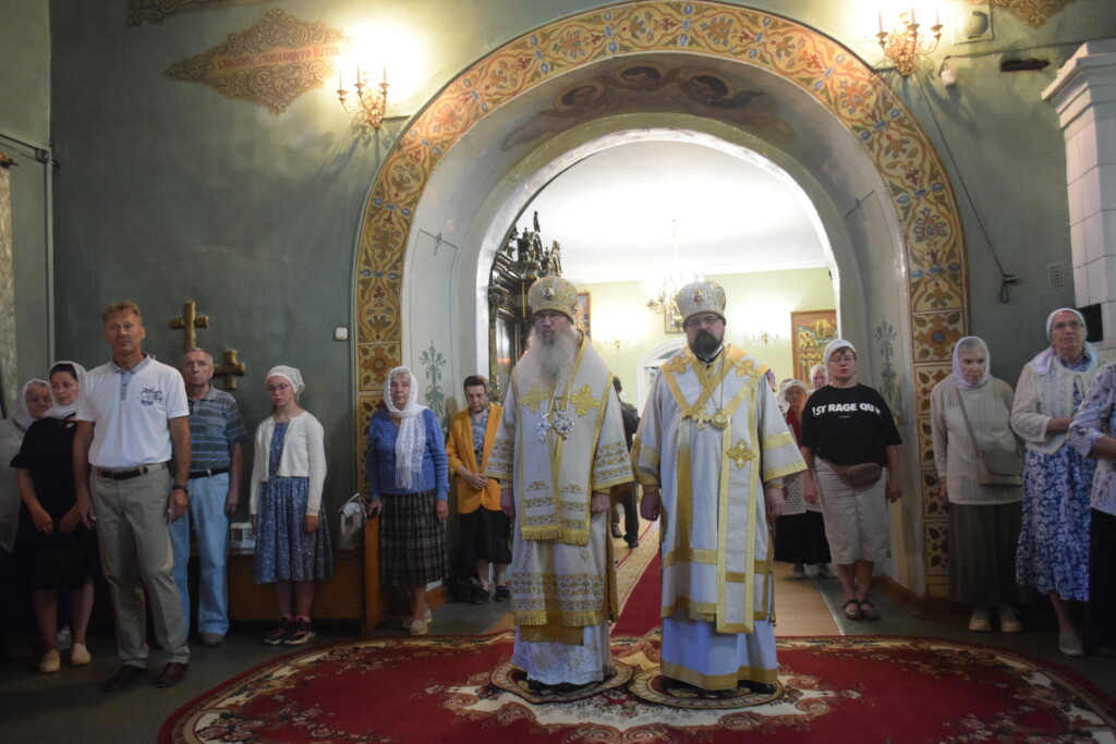 Епископ Галичский и Макарьевский Алексий и епископ Урюпинский и Новоаннинский Елисей совершили Божественную литургию в Введенском соборе г.Галича