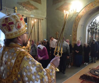 Архипастырь Галичской земли совершил воскресное богослужение в Введенском соборе г.Галича