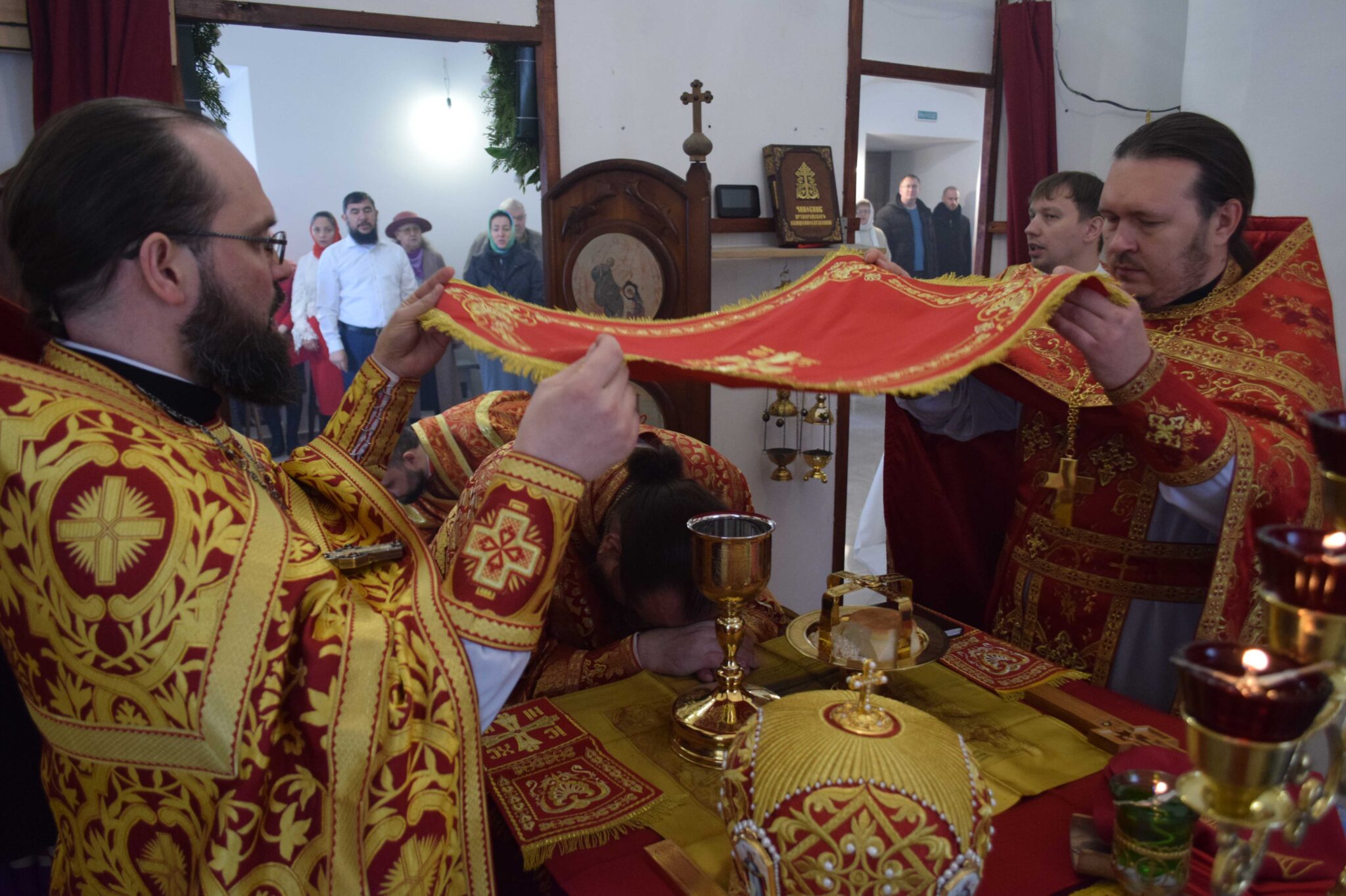 Светлый Четвертог. Архиерейское богослужение Пасхальным чином в храме Косьмы и Дамиана г.Галича