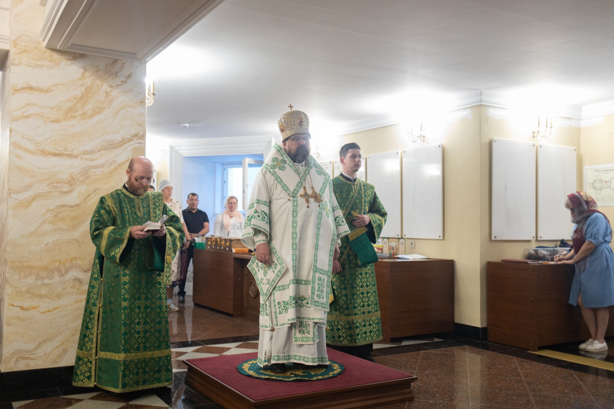 В праздник прп.Сергия Радонежского епископ Галичский и Макарьевский Алексий совершил Божественную литургию в нижнем храме Кафедрального собора Костромы