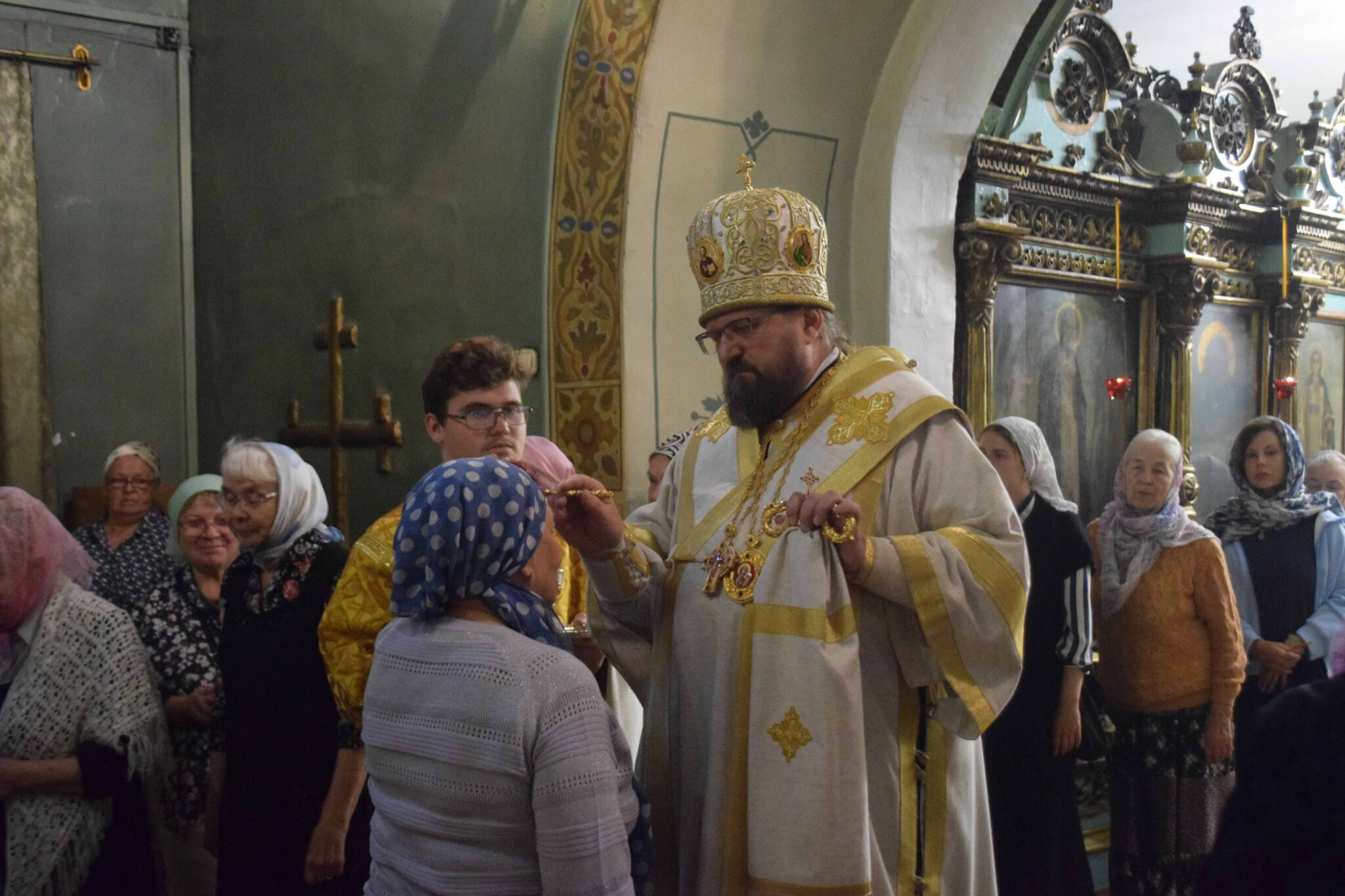 Архипастырь совершил всенощное бдение в Введенском соборе г.Галича в канун воскресного дня