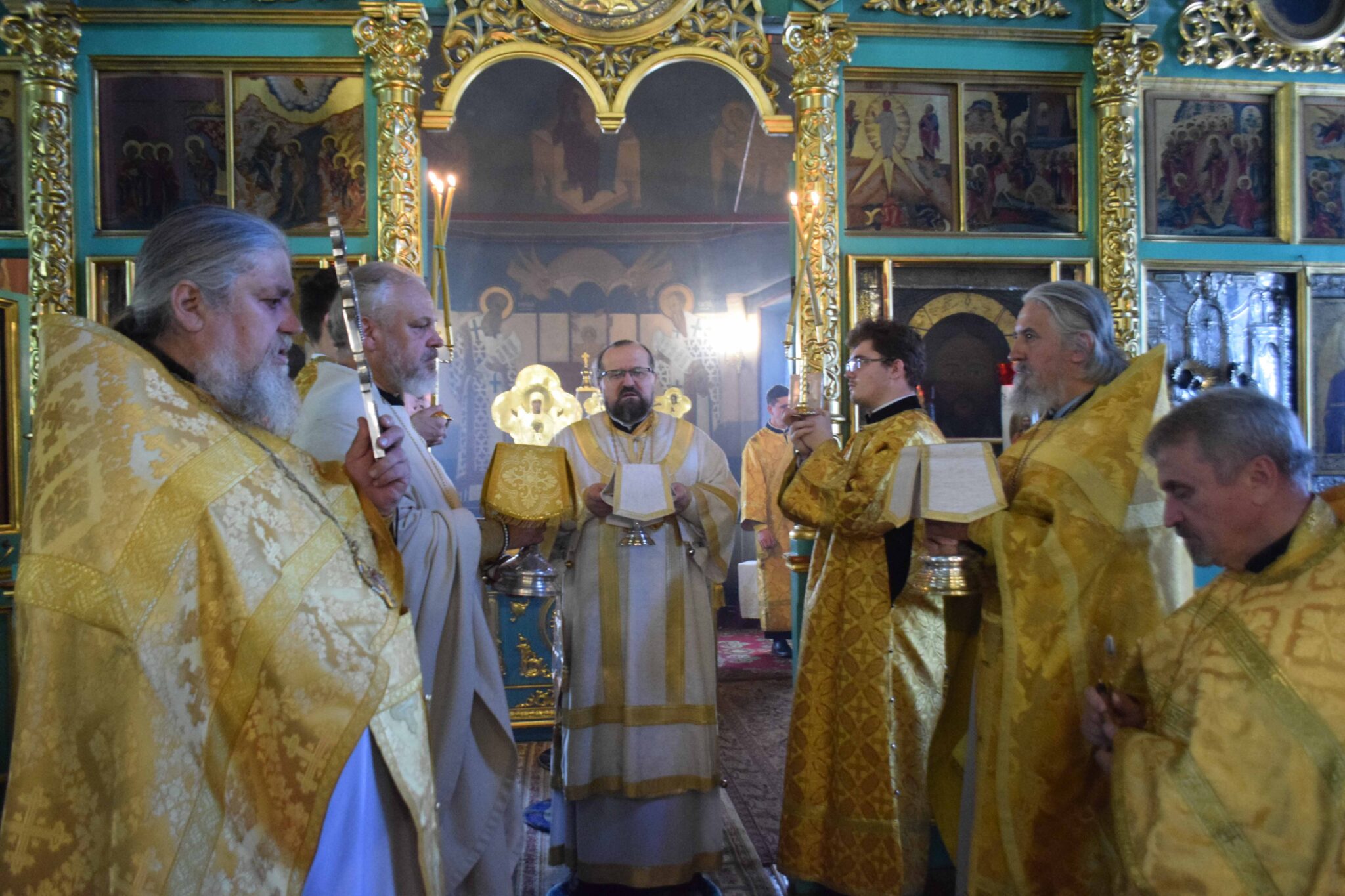 В Неделю 8-ю по Пятидесятнице епископ Галичский и Макарьевский Алексий совершил Божественную литургию в Введенском соборе г.Галича