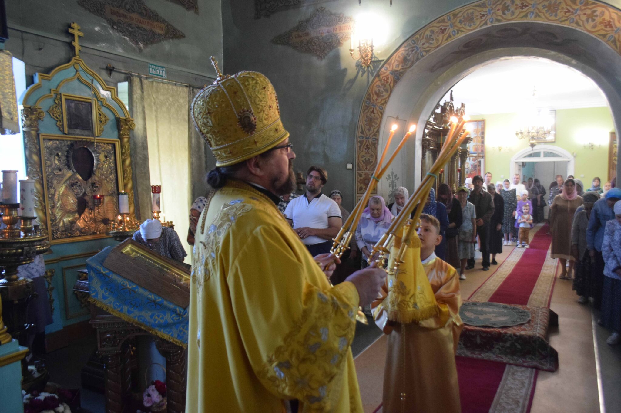 Воскресное архиерейское богослужение в Введенском соборе г.Галича