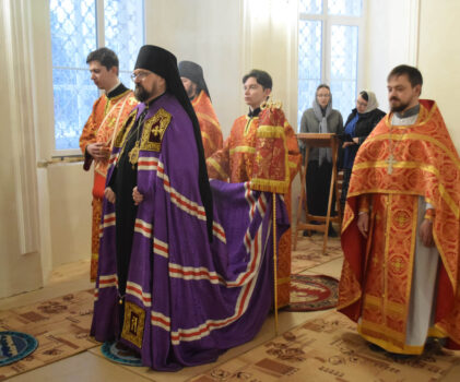 Епископ Алексий совершил Божественную литургию в храме Покрова Божией Матери архиерейского подворья с.Покров-Пема