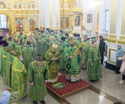 Митрополит Костромской и Нерехтский Ферапонт и епископ Галичский и Макарьевский Алексий совершили Божественную литургию в Богоявленском кафедральном соборе Костромского кремля