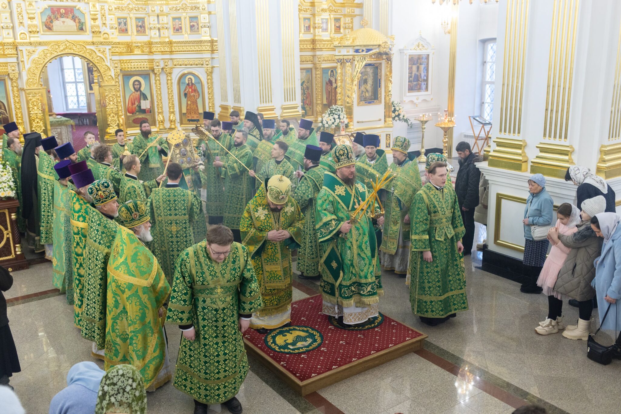 Митрополит Костромской и Нерехтский Ферапонт и епископ Галичский и Макарьевский Алексий совершили Божественную литургию в Богоявленском кафедральном соборе Костромского кремля