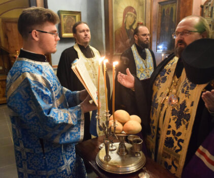 В канун праздника Сретения Господня епископ Галичский и Макарьевский Алексий совершил всенощное бдение в Успенском Паисиево-Галичском женском монастыре