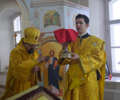 В день памяти святителя Григория Богослова архипастырь Галичской земли совершил Божественную литургию