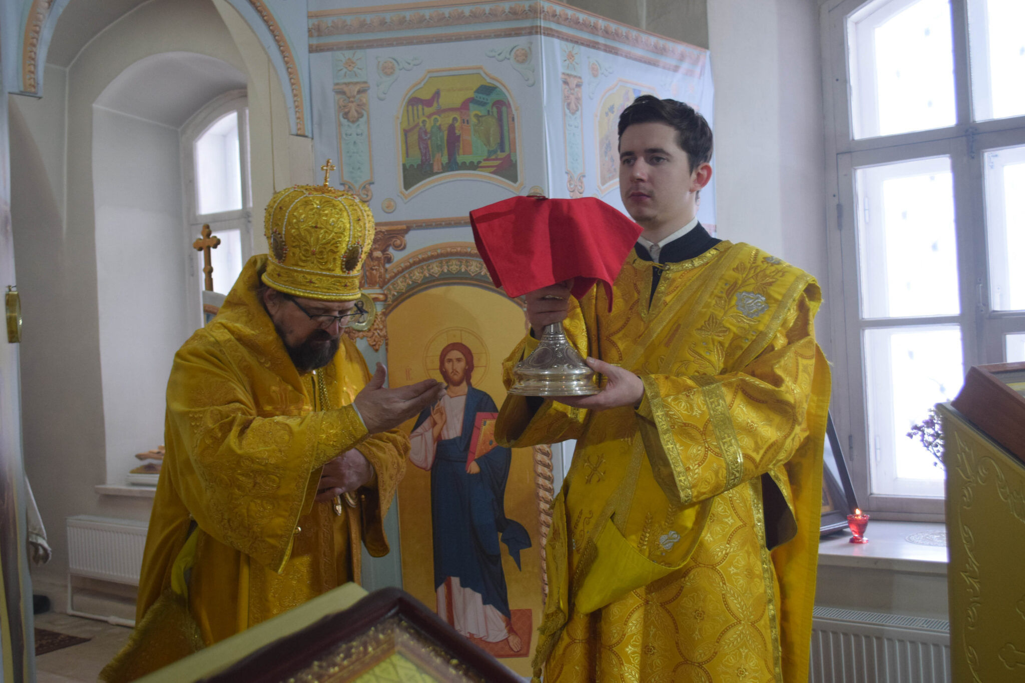 В день памяти святителя Григория Богослова архипастырь Галичской земли совершил Божественную литургию