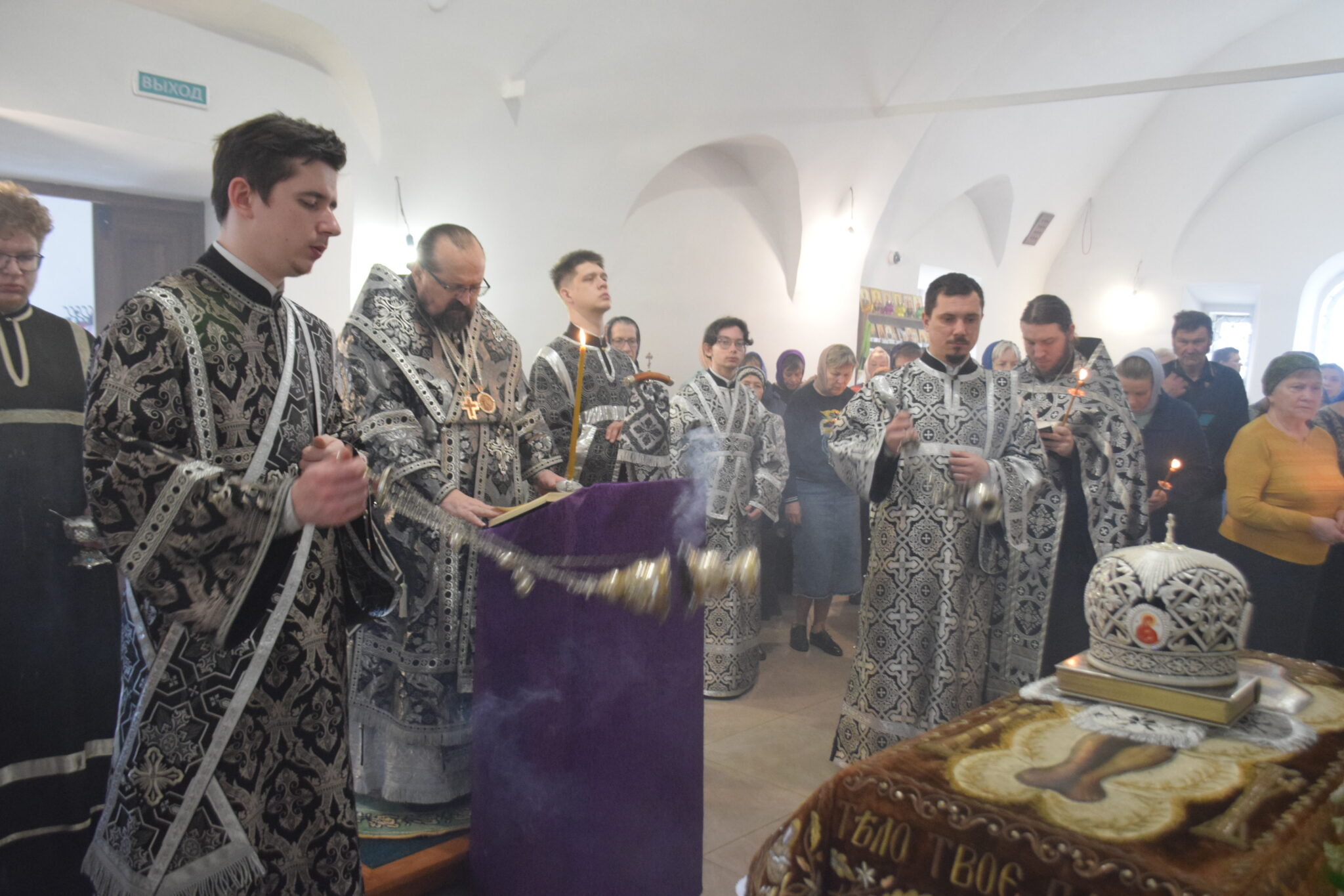 Великий Пяток. Вечерня с выносом и утреня с погребением Плащаницы Господней в храме Косьмы и Дамиана г.Галича