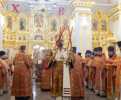 Епископ Галичский и Макарьевский Алексий возглавил соборное служение Божественной литургии в Богоявленском кафедральном соборе Костромского Кремля