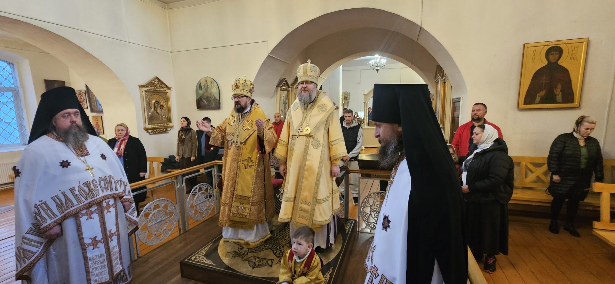 Епископ Галичский и Макарьевский Алексий и епископ Рославльский и Десногорский Мелетий совершили воскресное богослужение в Спасо-Пребраженском соборе г.Рославль
