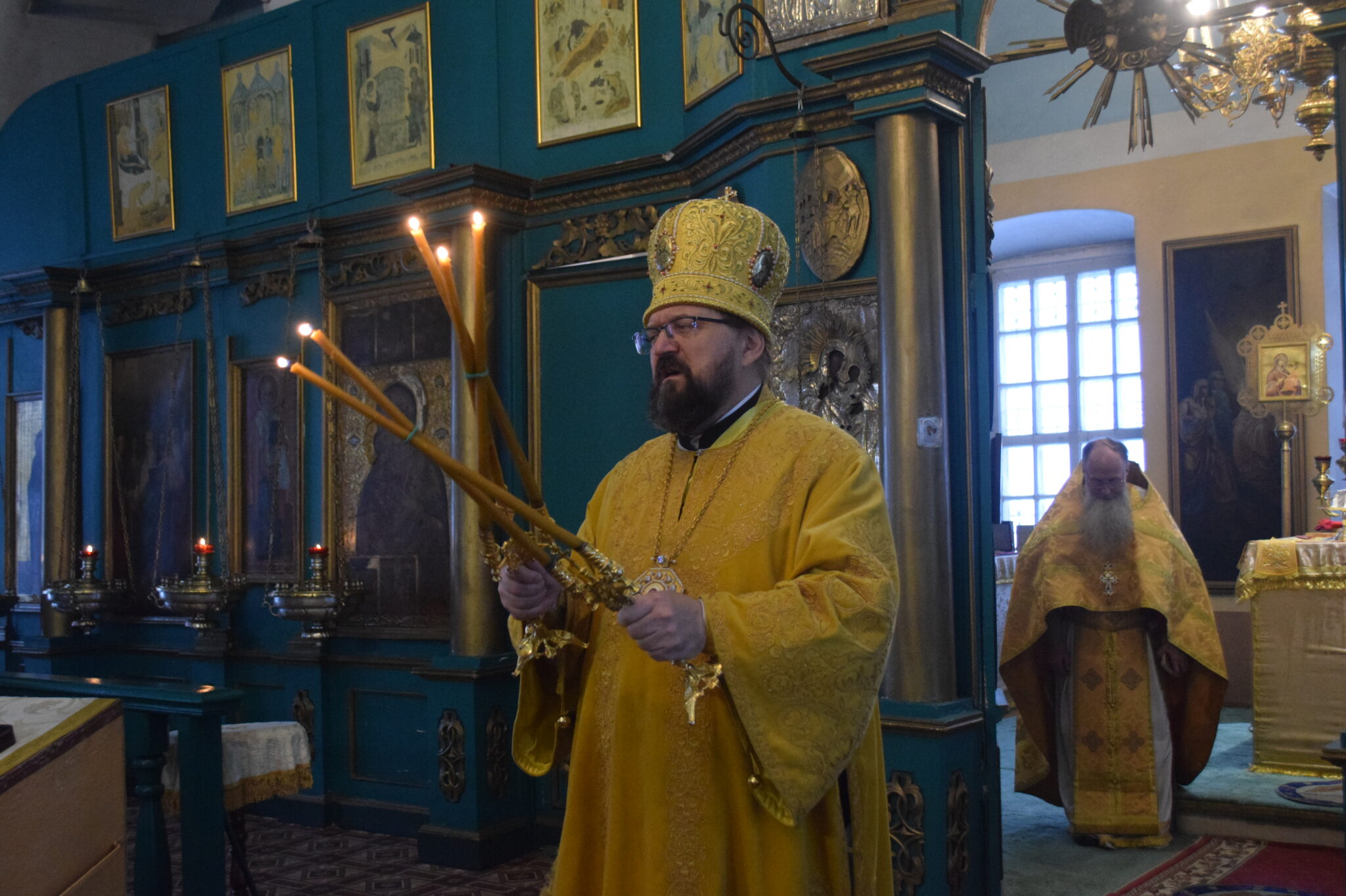 Воскресное богослужение архиерейским чином в Преображенском соборе г.Солигалич