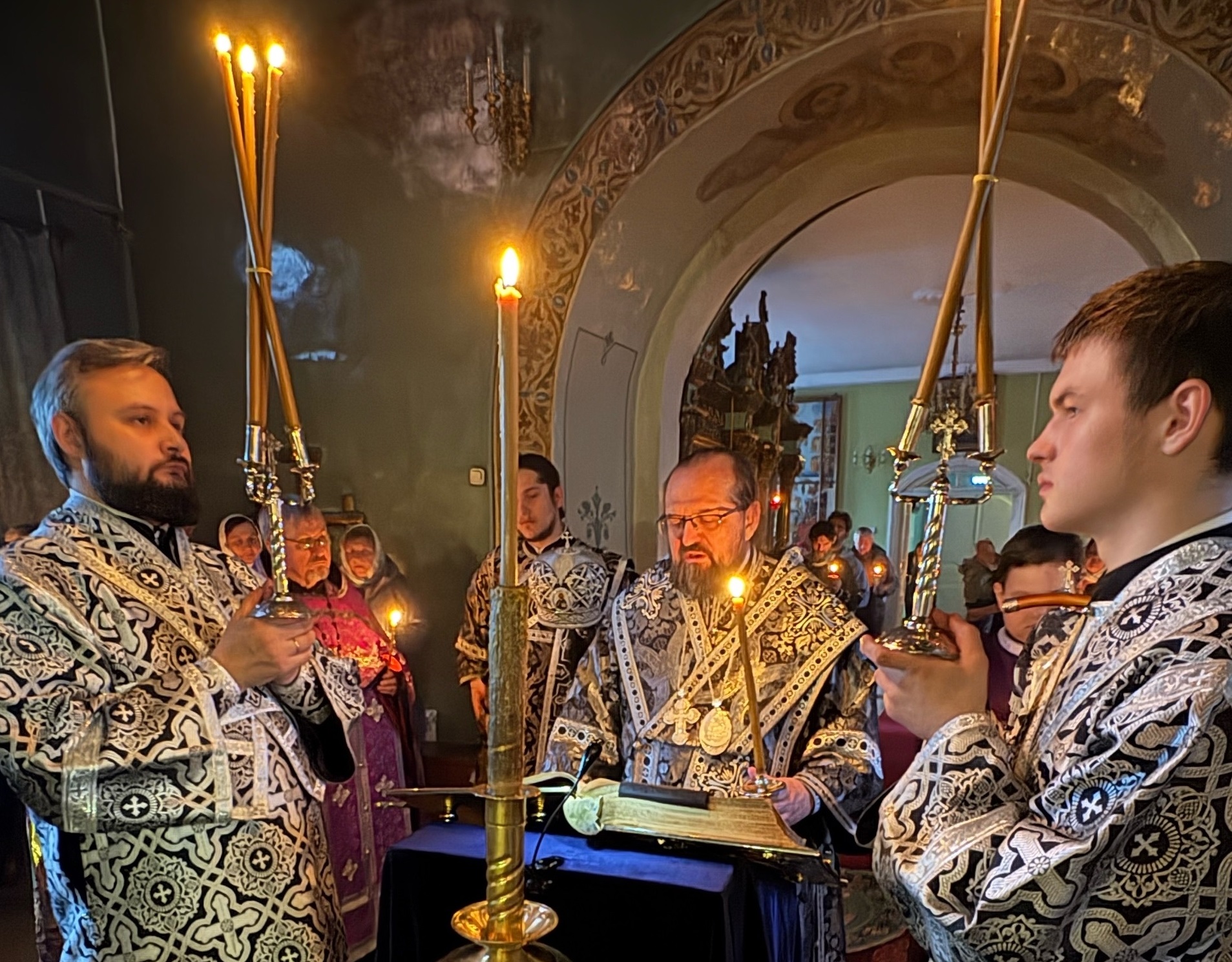 Епископ Галичский и Макарьевский Алексий совершил утреню с чтением 12-ти Страстных Евангелий
